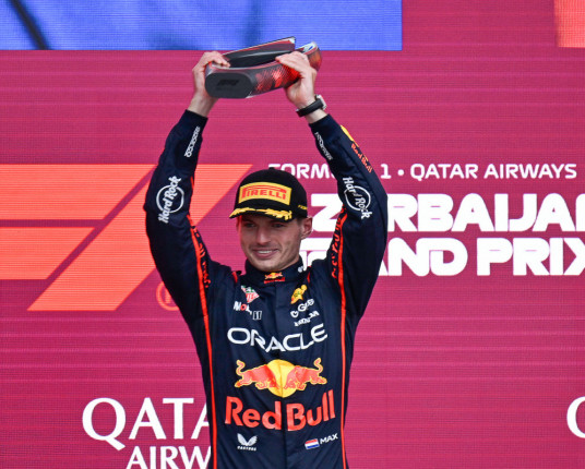 Max Verstappen vence de ponta a ponta no Azerbaijão; Bortoleto é 11º
