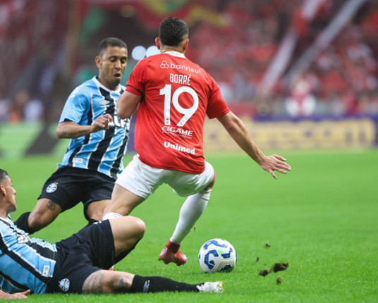 Em clássico surpreendente, Grêmio vence o Inter por 3 a 2 no Gre-Nal 448