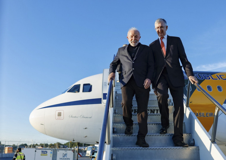  Lula desembarcou com uma comitiva mais enxuta do que de costume, com quatro ministros de Estado
