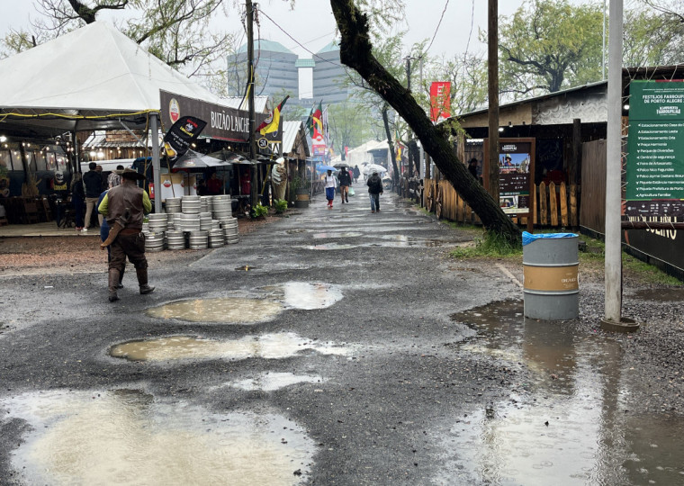 Chuva afastou um pouco do público deste domingo (21)