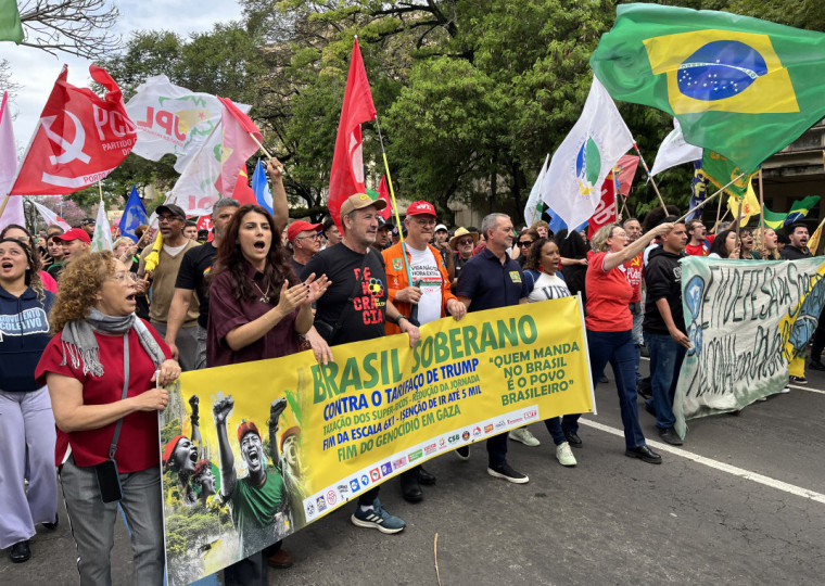 Manuela d'Ávila e outros representantes políticos marcaram presença no ato