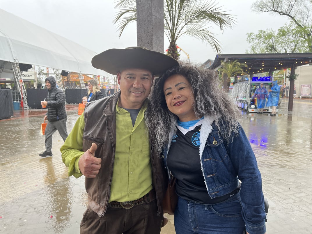 O casal Silv&acirc;nia e Claudemir decidiu visitar o Acampamento Farroupilha pela primeira vez neste domingo | JAMIL AIQUEL/ESPECIAL/JC