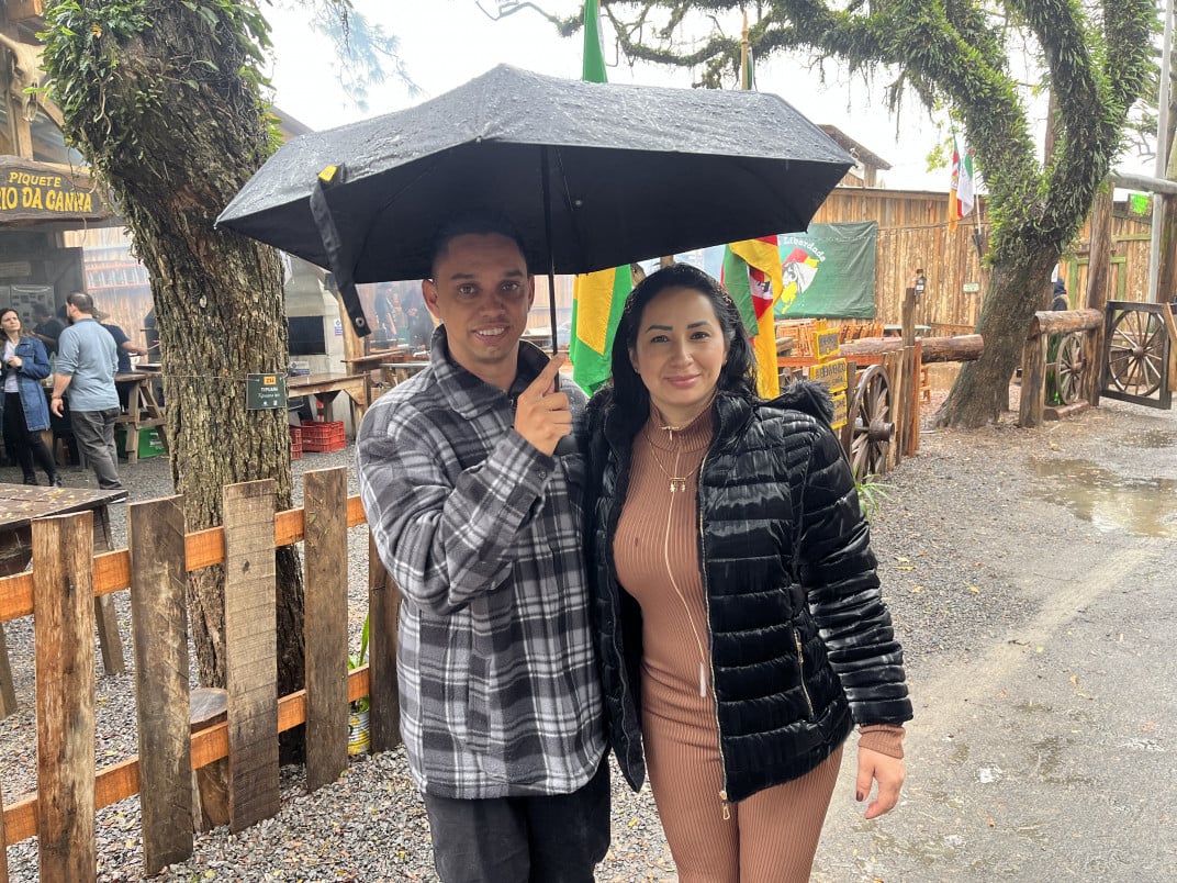 Luana e Eduardo passaram no Parque Harmonia antes do Gre-Nal | JAMIL AIQUEL/ESPECIAL/JC