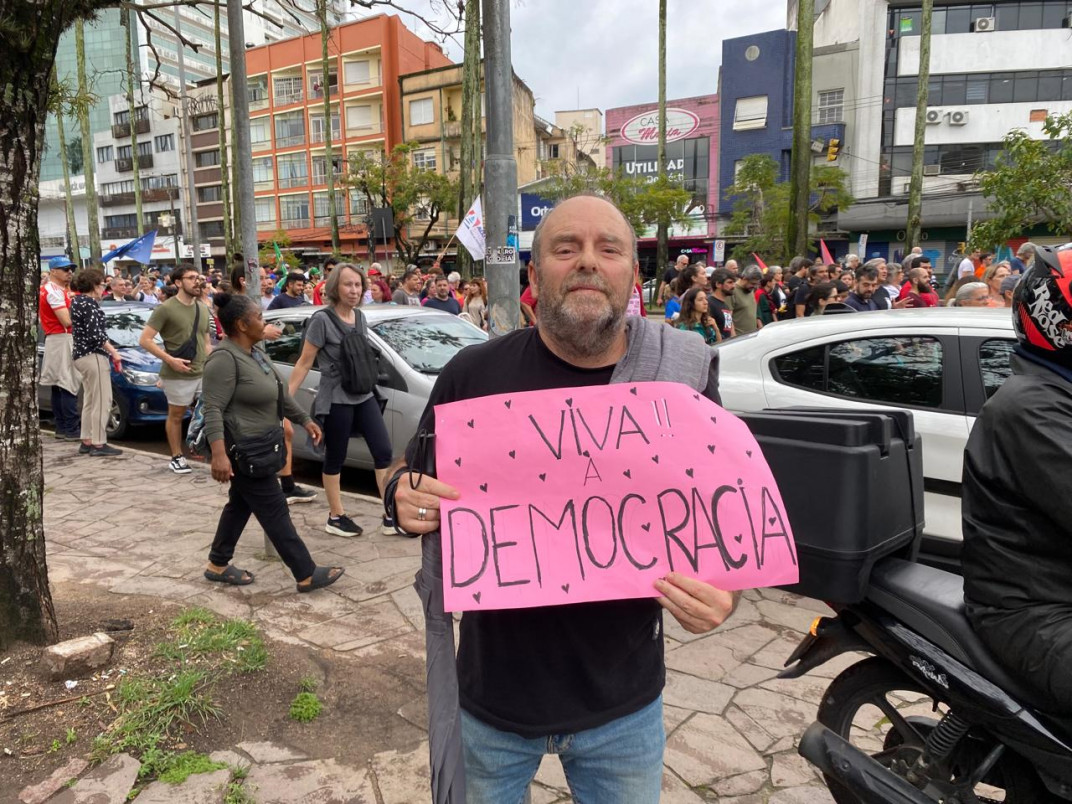 O arquiteto Fernando Franco, de 60 anos, foi ao ato para defender a democracia | JAMIL AIQUEL/ESPECIAL/JC