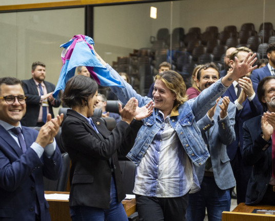 Melo silencia e Câmara promulgará cotas trans em concursos públicos