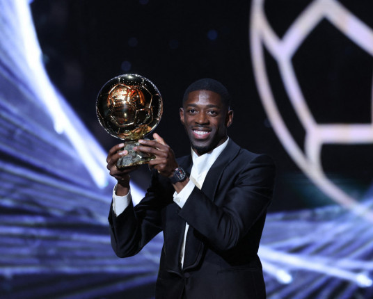 Ousmane Dembélé supera Lamine Yamal e leva a Bola de Ouro 2025