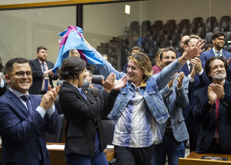 Projeto, de autoria da vereadora Natasha Ferreira (PT), foi aprovado com ajuda de parlamentares da base