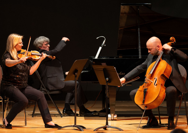 O premiado trio de câmara europeu sobe ao palco do centro cultural na quinta-feira (25), às 20h, para apresentar obras de Beethoven, Ravel e Daniel Schnyder