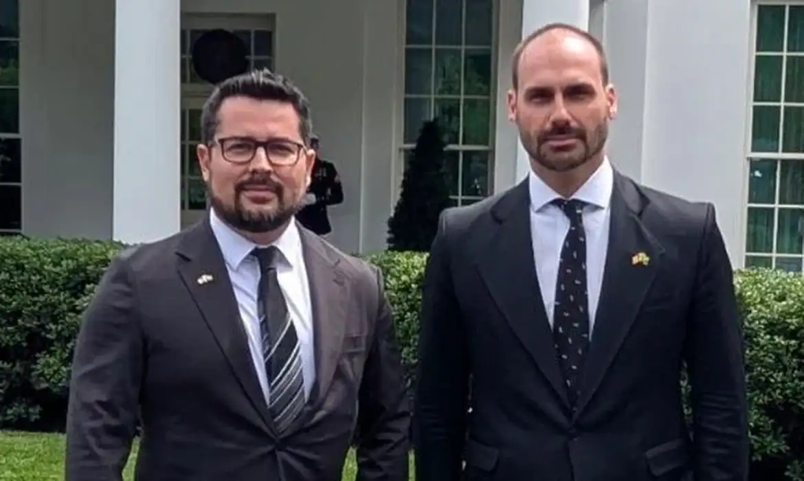 Ambos residem nos Estados Unidos e se apresentam como articuladores das sanções ao Brasil