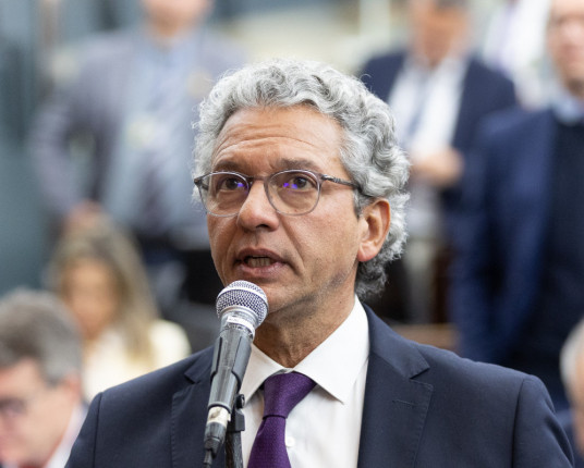 Líder do governo discute projetos em regime de urgência com parlamentares