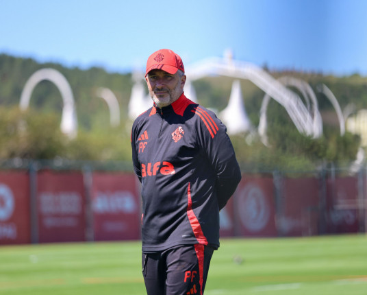 Negociação com Zubeldía recua e Ramón Díaz ganha força no Inter; Pablo Fernandez comanda treino