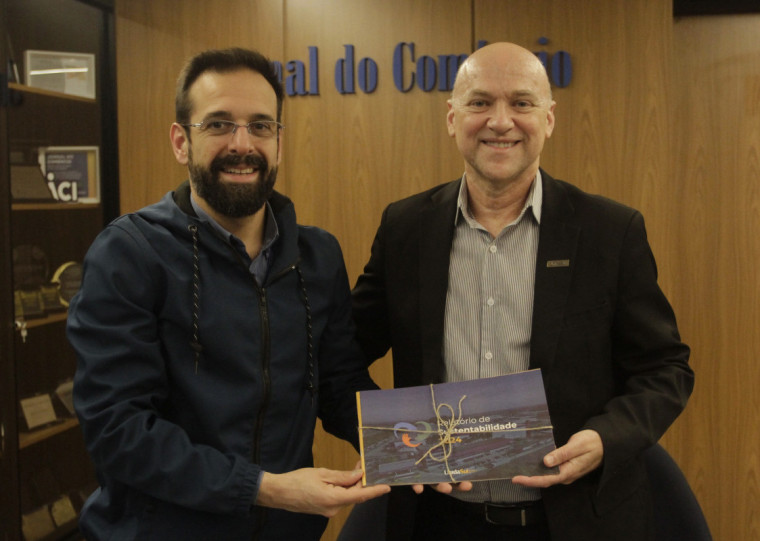 diretor-comercial Guilherme Bunse recebeu o relatório das mãos do diretor administrativo do Grupo UnidaSul, Adilson Neuhaus 
