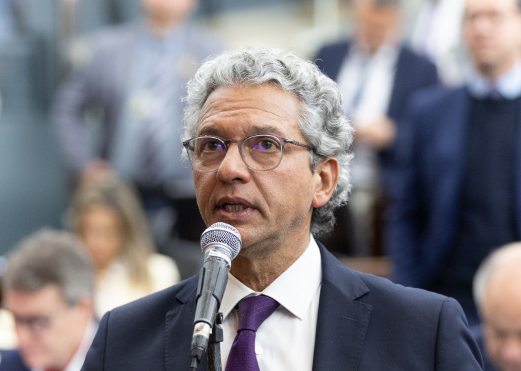 Antunes quer esclarecer projetos do passe livre para estudantes e doação de terreno à Viamão.  