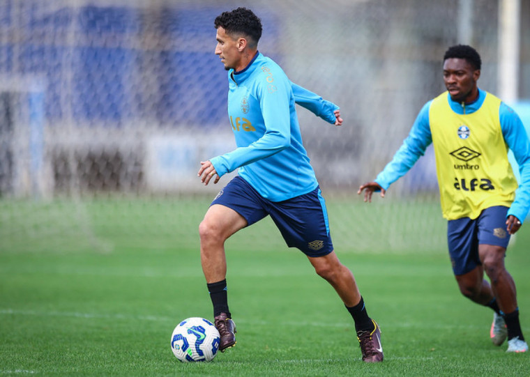 Sem Cuéllar e Arthur, Dodi deve voltar ao meio-campo titular