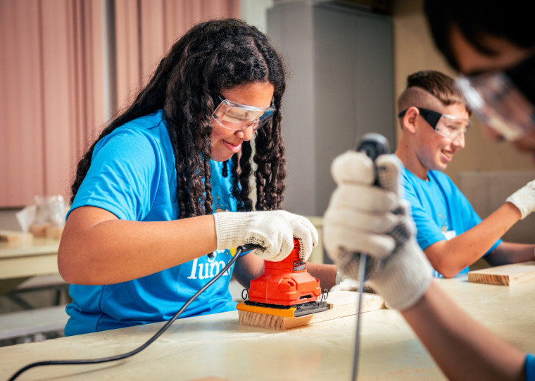 O Programa Vagalume é um dos projetos desenvolvidos pela empresa, que oferece aulas de robótica, teatro, marcenaria e oficinas sensoriais no período de contraturno escolar