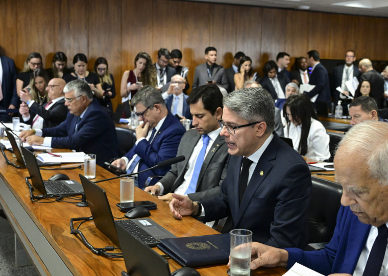 O texto contou com a rejeição do próprio presidente do colegiado, Otto Alencar (PSD-BA), e do relator da PEC, Alessandro Vieira (MDB-SE)