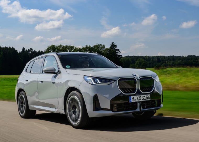 Os faróis são de LED adaptativos e possuem luzes altas não ofuscantes