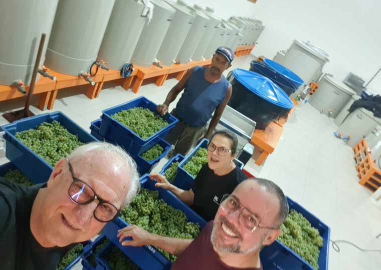 O médico cardiologista Rubem Kunz (esquerda) investiu para ter sua própria vinícola na cidade de Taquara