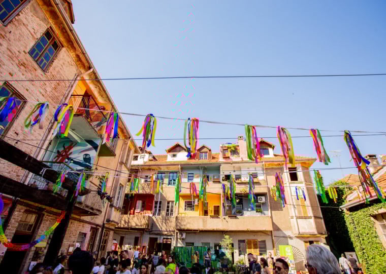 Neste sábado (27), das 14h às 21h, o pátio do centro cultural floresce com vivências artísticas, espetáculos circenses, show de brasilidades e fanfarra