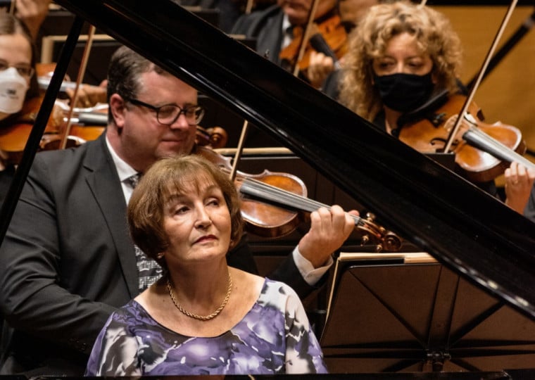 A pianista Olinda Allessandrini é a solista da noite de sexta em concerto regido por Linus Lerner, e o grupo Cordas ao Vento se apresenta no sábado