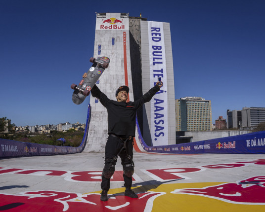 Mineirinho faz história ao realizar o maior drop do mundo no prédio do Caff