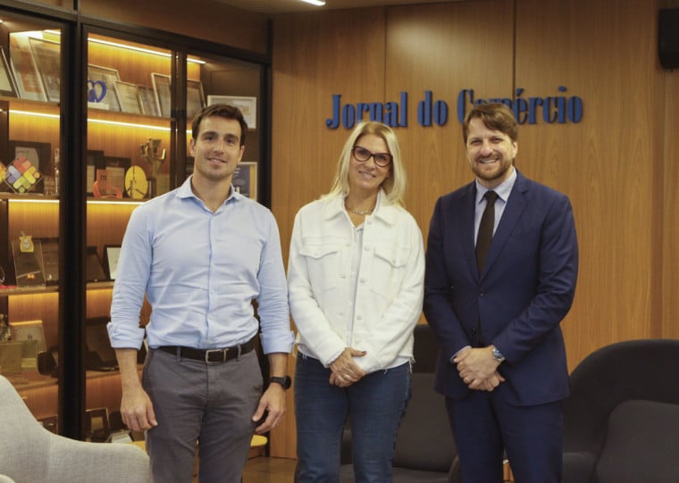 Giovanni Jarros Tumelero recebeu Fabrício Gaeede e ndréa Schüür Macagnan na sede do Jornal do Comércio