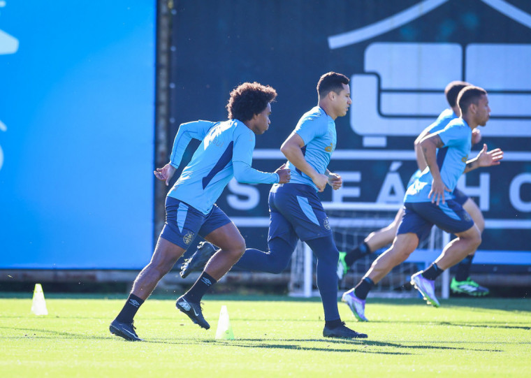 Com a sequência pesada de jogos nas próximas semanas, Willian é dúvida