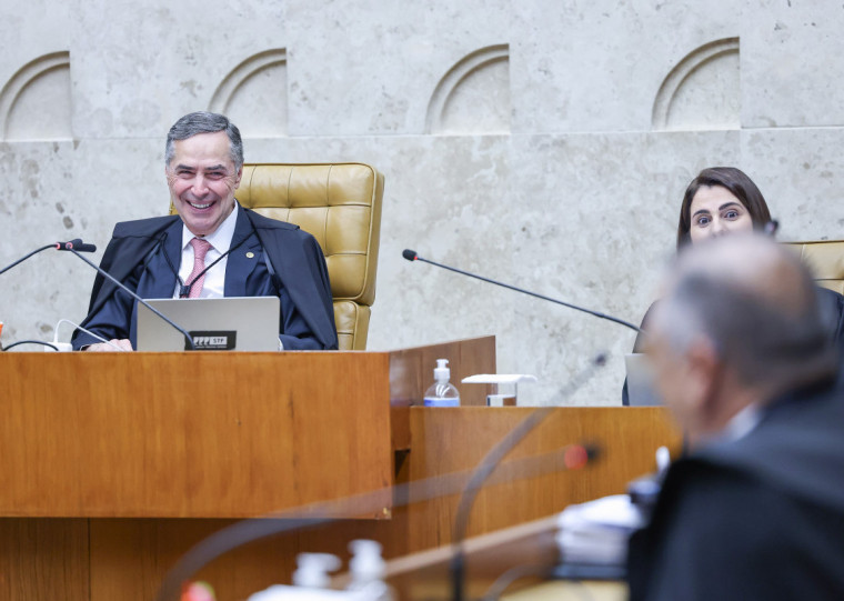 Em sessão descontraída, Luís Roberto Barroso falou com emoção do convívio com colegas