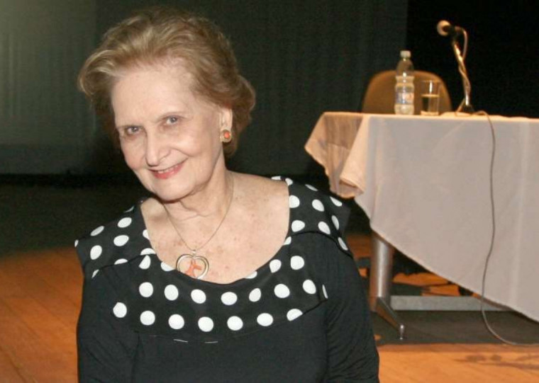 Além de sua passagem por veículos de comunicação, Célia Ribeiro escreveu livros sobre etiqueta