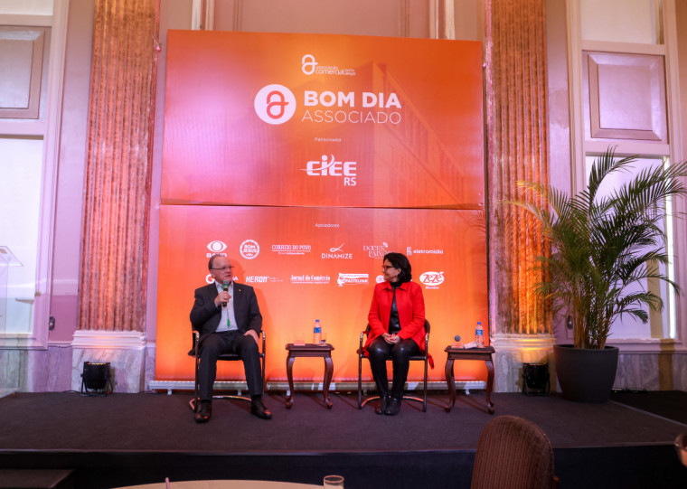 Presidente do Sicredi Origens RS, Ronaldo Sielichow, e a vice-presidente da ACPA, Rosani Alves Pereira