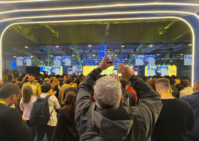 Anitta, embaixadora do Mercado Pago, subiu ao palco para falar sobre empreendedorismo para uma plateia lotada