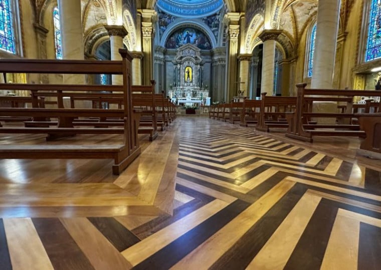 Obra envolveu cerca de 690 metros quadrados de piso, contou com 30 profissionais e manteve a igreja aberta durante os trabalhos