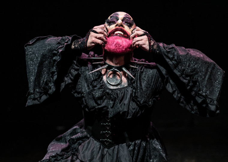 Show reúne humor, música e teatro em performance da drag queen criada por Paolo Vasilescu