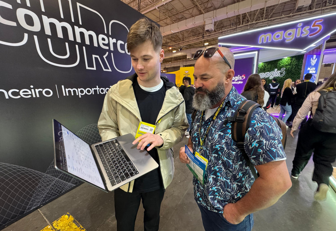 Plotnikov (esq.) mostra a Costa como é solução para melhorar a gestão da operação | PATRÍCIA COMUNELLO/ESPECIAL/JC