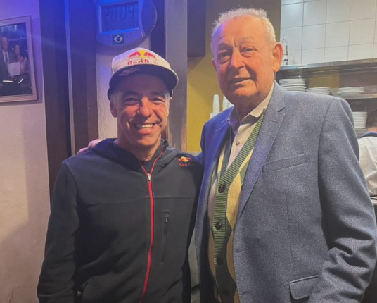 Sandro Dias celebra quebra de recorde em tradicional churrascaria de Porto Alegre