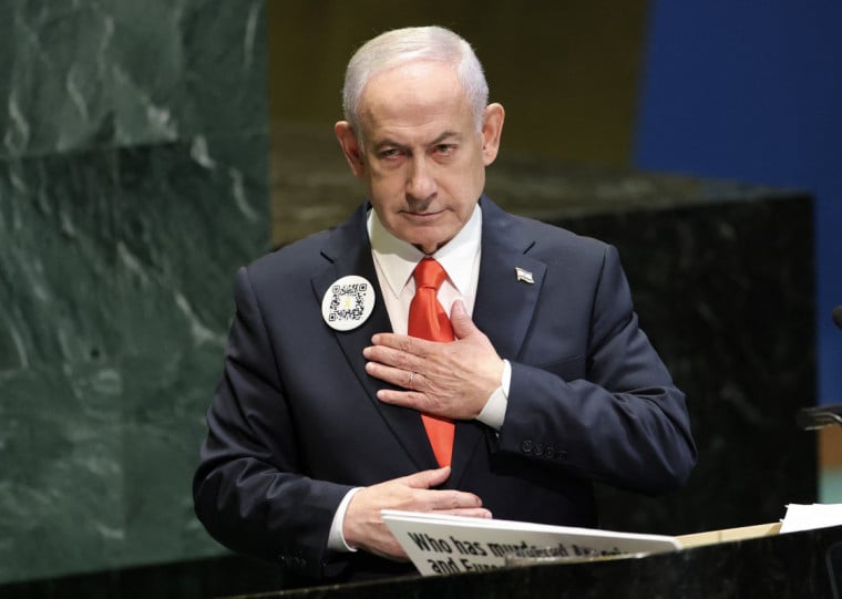 Broche no paletó do primeiro-ministro com um QR Code mostra os vídeos de câmeras de segurança de Israel nos ataques de 2023l