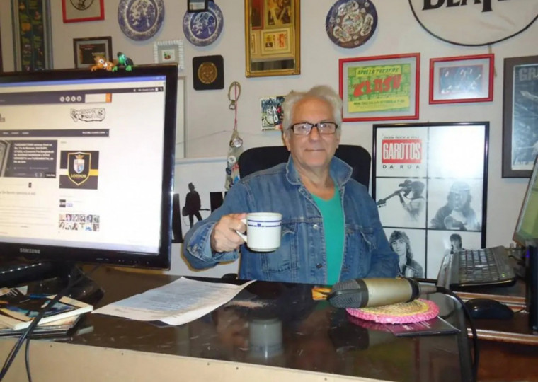 Mutuca no est&uacute;dio da Din&acirc;micoFM, &uacute;ltima esta&ccedil;&atilde;o a abrigar os programas radiof&ocirc;nicos do comunicador