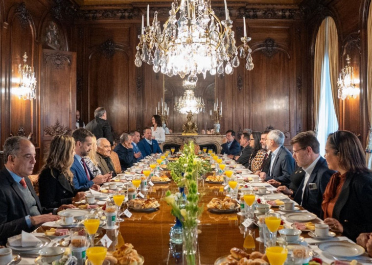 Governador gaúcho se reuniu com embaixador brasileiro durante café da manhã na Embaixada do Brasil em Buenos Aires