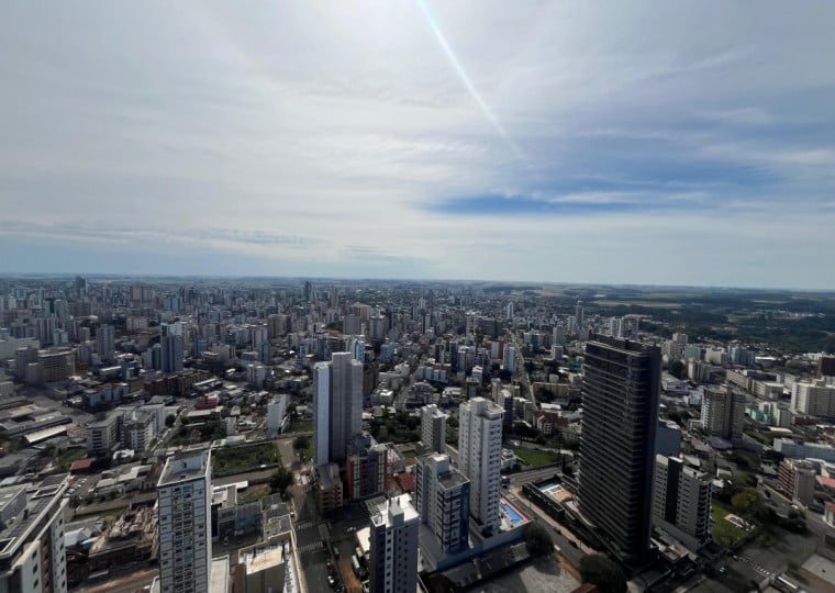 Para 2027, a projeção considera a manutenção dos juros em nível elevado no Brasil