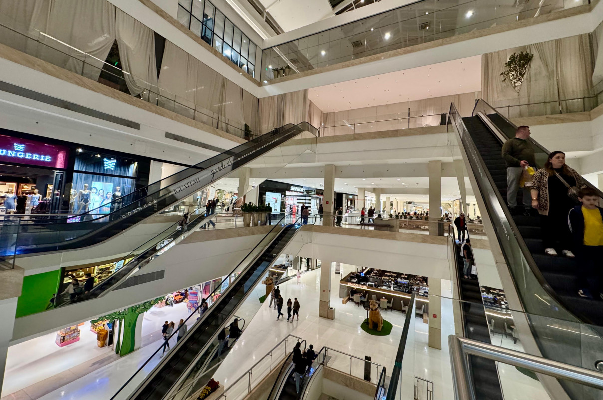 Gardens foi montado no terceiro piso, onde cortinas gigantes 'escondem' obras de instala&ccedil;&atilde;o   | PATR&Iacute;CIA COMUNELLO/ESPECIAL/JC