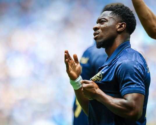 Grêmio bate o Vitória e volta a vencer na Arena depois de dois meses