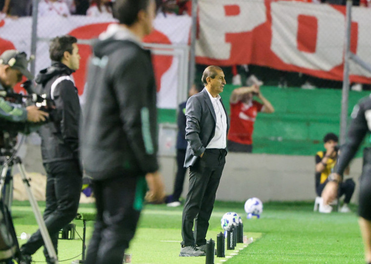 Treinador teve apenas dois treinos antes de ir para o jogo deste sábado