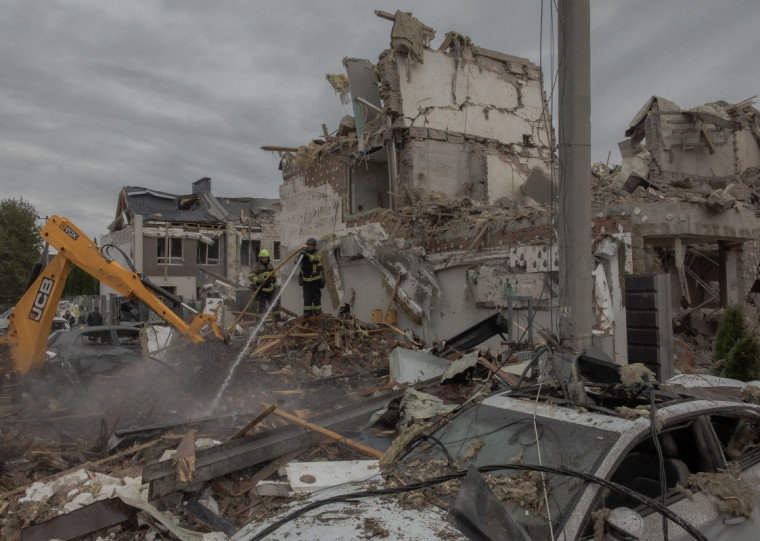 Prédios residenciais, um centro médico e uma escola de educação infantil foram atingidos