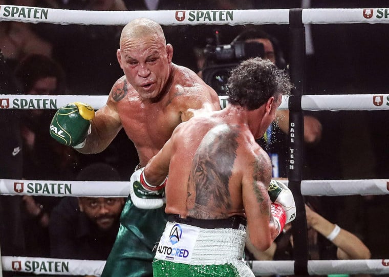 A noite de boxe entre Acelino Popó Freitas e Wanderlei Silva terminou em confusão generalizada 