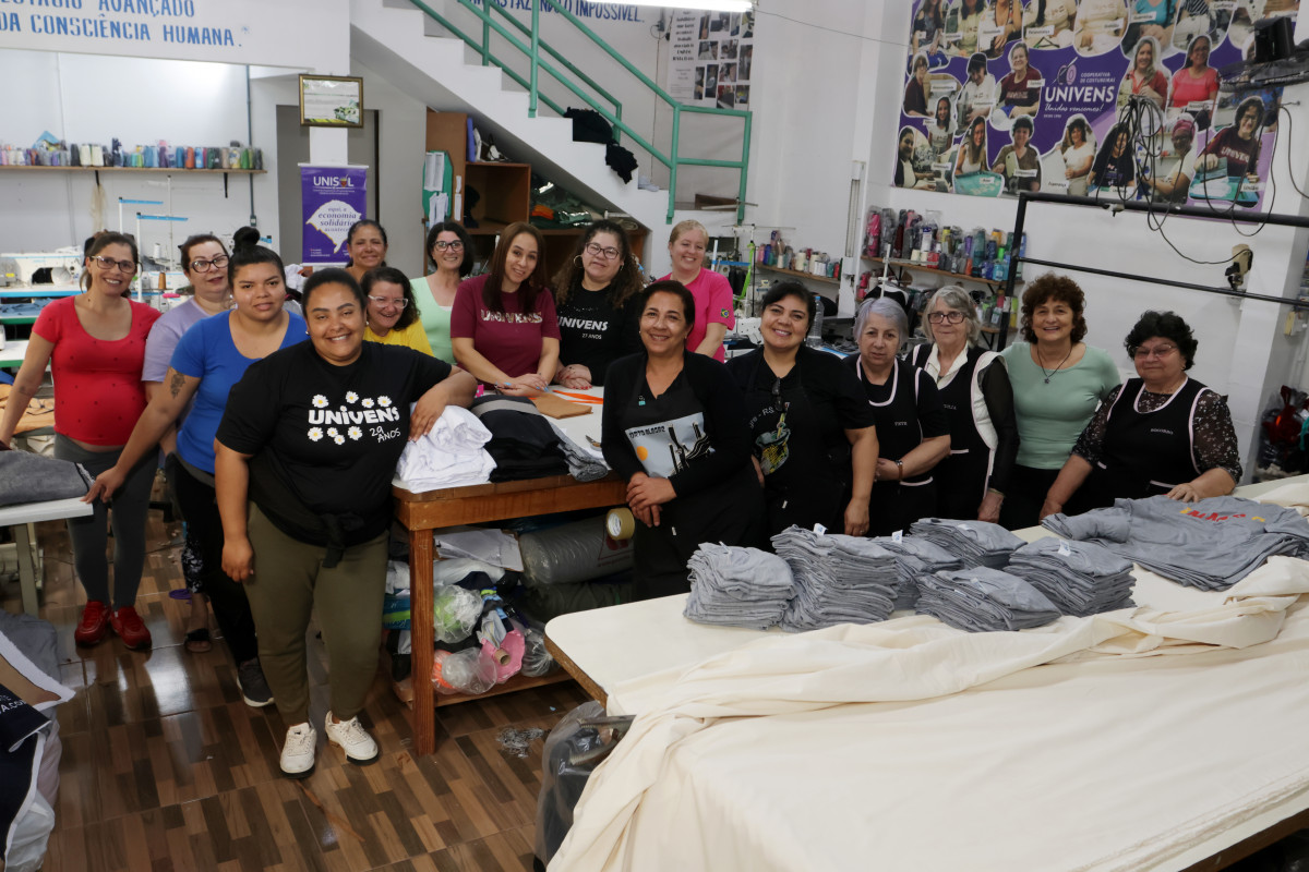Em Porto Alegre, a Cooperativa Justa Trama &eacute; composta por 24 mulheres que atuam no corte, costura, bordados, serigrafia, tingimento e controle de estoque | DANI BARCELLOS/ESPECIAL/JC