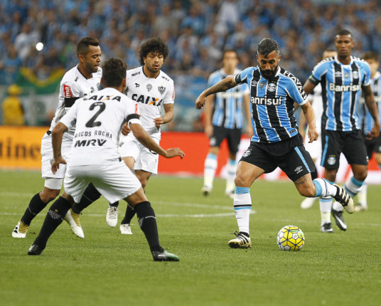 Campeão pelo Grêmio, ex-meia Douglas tem prisão decretada por dívida de pensão