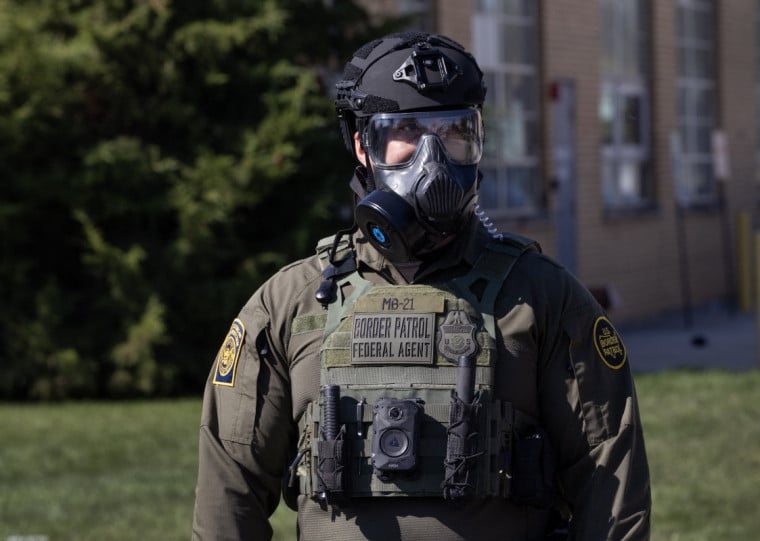 O governador de Minnesota, Tim Walz, e o prefeito de Minneapolis, Jacob Frey, criticaram a fala de Noem - o primeiro classificou-a como "maquina de propaganda" e o segundo como um "lixo completo"