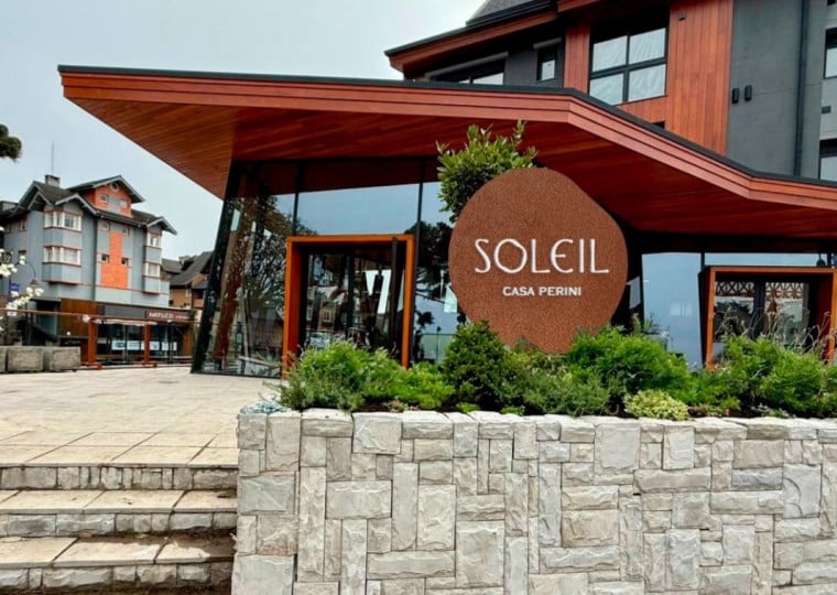 O Soleil Casa Perini está situado em um dos endereços mais emblemáticos de Gramado: a Av. Borges de Medeiros