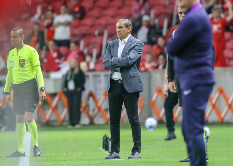 Em dois jogos a frente da equipe, treinador ainda não conseguiu encontrar rumo da vitória