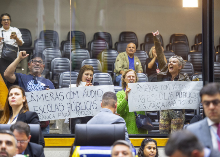 Manifestantes acompanharam a votação do projeto 